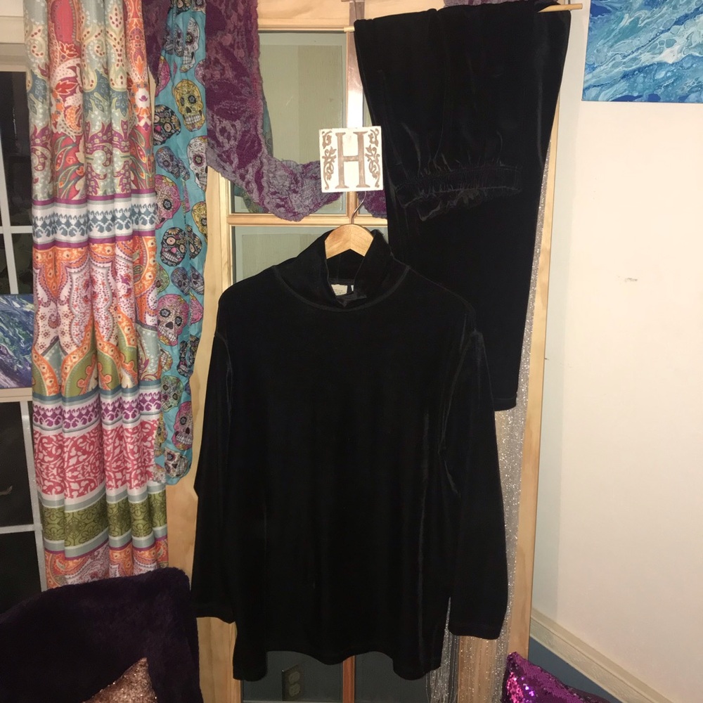 🌺4 for $25🌺 St. John’s Bay velour set size M